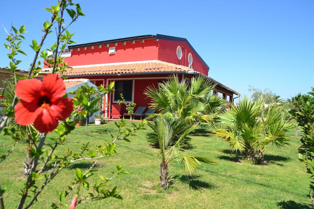 Floripa Surf House Bed & Breakfast Santa Maria Del Focallo Dış mekan fotoğraf